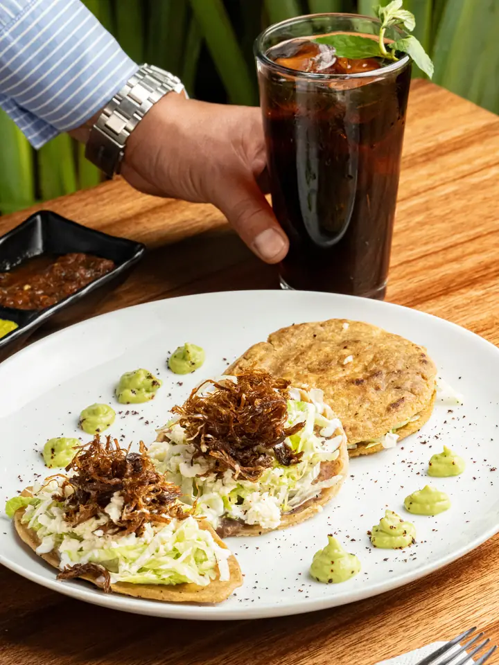 Bebida y platillos de la casa