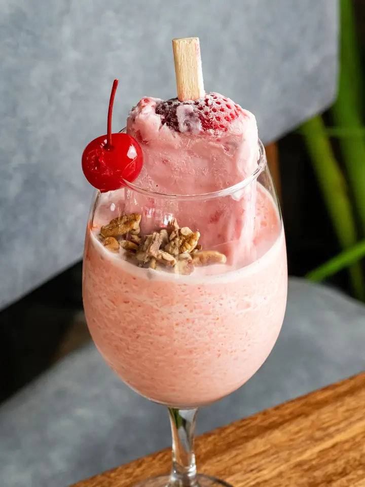 Bebida rosa con cereza